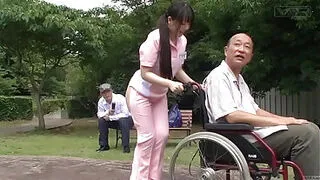 户外半裸日本护理员的怪诞场景