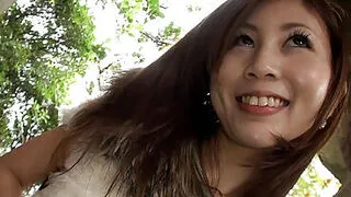 嫩少女湿润阴户被轻抚把玩