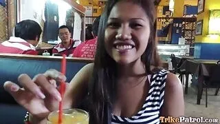 La sexy filipina le chupa la polla a un hombre.