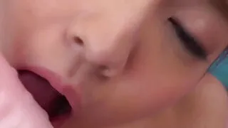 裸体美人用湿润阴道把玩亚洲假阳具