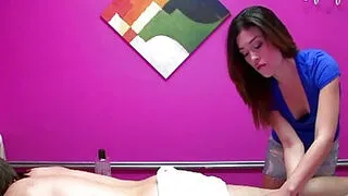 Minyon Asyalı, el masajını seven masöz