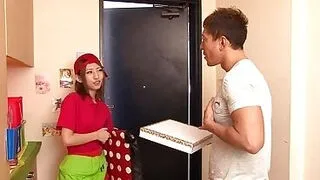 Japanisches Pizzamädchen wird gefressen
