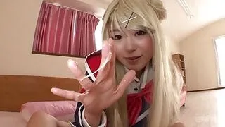 セクシーなアジア人美女が幸運な男をオナニーさせる