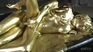 Elegante und geile Japanerin wird gefickt und mit Gold bedeckt.
