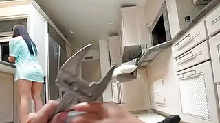 Minyon Asyalı kız mutfakta tesisatçının büyük penisini beceriyor.