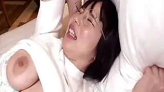 Japanisches Mädchen mit großem Busen zeigt ihre Mega-Brüste in einer frechen Dreier-Session! Fantastische, super-freche und unordentliche Action!