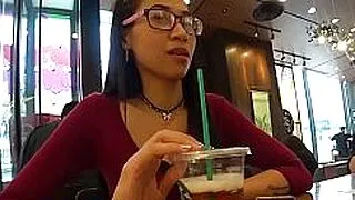 Una atractiva MILF tailandesa amateur fue recogida en un centro comercial para tener sexo y grabarlo en video.