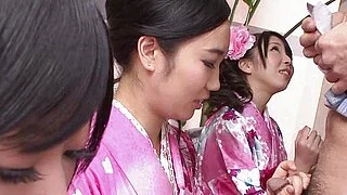3人の芸者が1本の孤独なペニスをしゃぶる