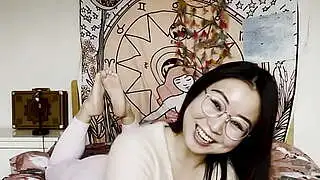 Ersties\'in sevimli Çinli kızı bizim için mastürbasyon videosu çekmekten çok mutluydu.