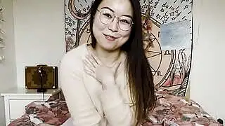 Ersties\'in sevimli Çinli kızı bizim için mastürbasyon videosu çekmekten çok mutluydu.