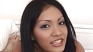 セクシーなアジア人アマチュアがPOVでフェラチオをしてくれる