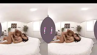 PORNBCN VR Lesbische Gamerinnen haben Hardcore-Sex mit Strap-On in ihrem Zimmer. Venus Afrodita und Jade Presley, eine Latina mit großen Brüsten, treffen auf eine asiatische Teenagerin, eine zierliche Blondine und eine Brünette.