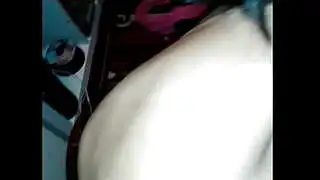 Detrás de escena, una MILF asiática de rodillas chupando una GRAN POLLA NEGRA.