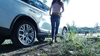 Pinkelpause – Dringender Pinkel- und Blowjob am Straßenrand durch die Asiatin Tina in Blue Jeans