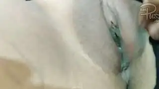 亚洲业余女孩抚摸自己的乳房并张开双腿