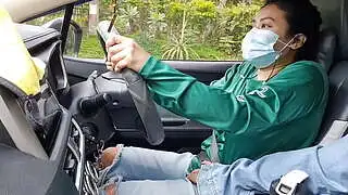 Asyalı Grab sürücüsü kız, yolculara cinsel ilişki için para bahşişi teklif ediyor.